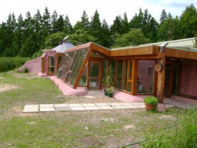 Casa autosostenible: Construida con neumáticos, latas, botellas y vidrio